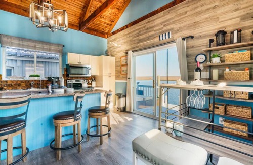 Seaford Location De Bateaux | Stunning Bay Views and Romantic A-Frame Houseboat in Jones Beach, Seaford, NY