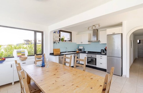 Urbanizacion Famara Maison | Hébergement spacieux et moderne avec piscine chauffée toute l'année et des vues spectaculaires