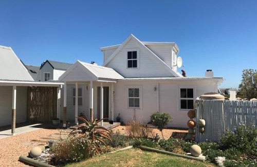 Grotto Bay Maison | Stunning Beach House in Grotto Bay