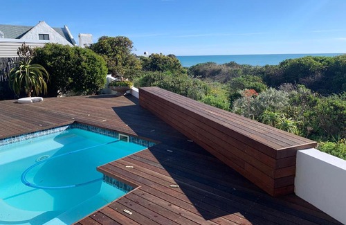 Grotto Bay Maison | Stunning Beach House in Grotto Bay