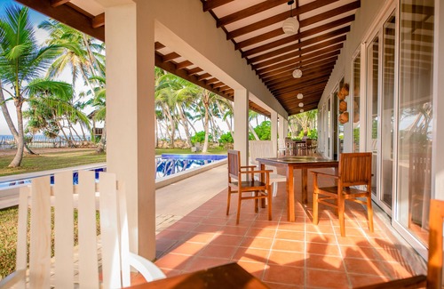 Kahandamodara Villa | Stunning beachfront villa for 8 in Ranna, Tangalle + breakfast and free pick up