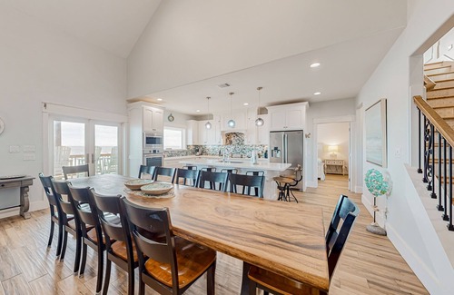Gilchrist Maison | Stunning | Beachfront | Cargo Lift | Sleeps 14