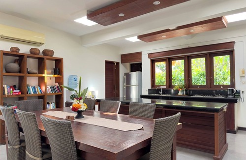 Pemuteran Villa | Villa en bord de mer paisible avec piscine, bateau et personnel