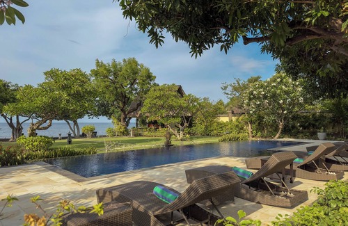 Pemuteran Villa | Villa en bord de mer paisible avec piscine, bateau et personnel