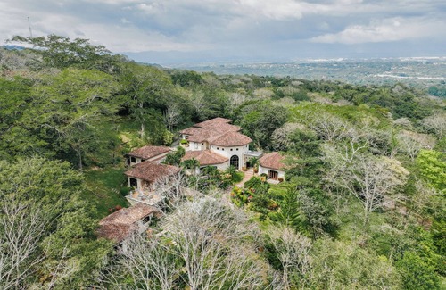 Tarcoles Maison | Stunning Beauty & Luxury, surrounded by Nature. Pool, Jacuzzi & Trails!