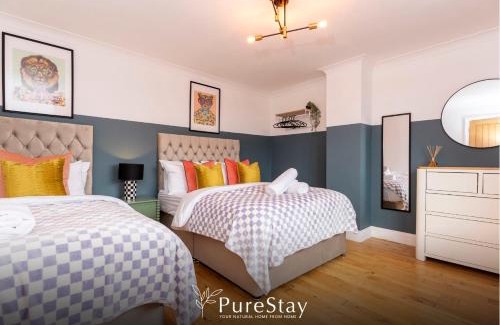 North Bitchburn Maison | Stunning Bishop Auckland House with 5-bedrooms & 8 Beds Sleeps 12 with Free Parking by PureStay