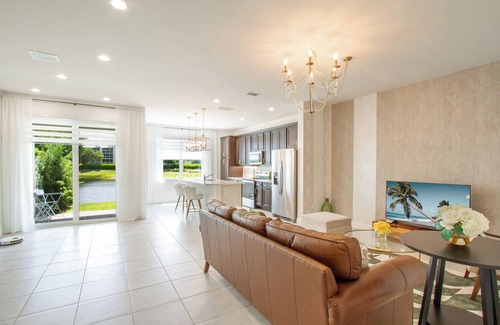 Deerfield Beach Maison | Maison de Ville de Luxe Neuve avec 3 Chambres, 2,5 Salles de Bain et Mezzanine.