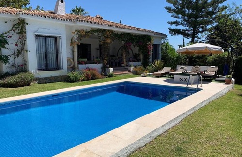 New Golden Mile Villa | Villa bungalow magnifique, complètement rénovée haut de gamme avec piscine privée