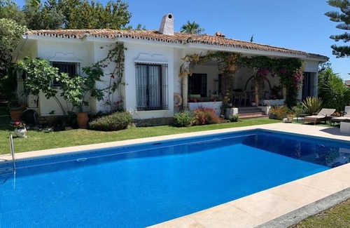 New Golden Mile Villa | Villa bungalow magnifique, complètement rénovée haut de gamme avec piscine privée
