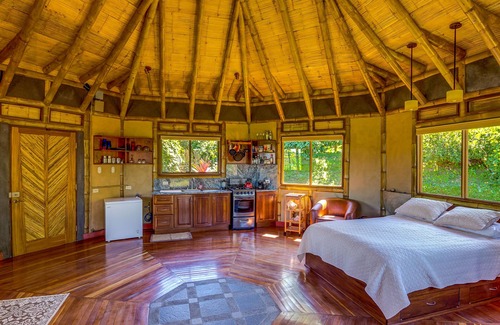 Roble Autre | Belle maison en bambou au plafond de la cathédrale sur la ferme du café près du volcan Poas