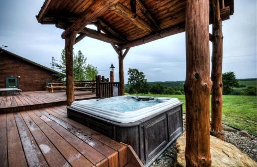 Keene Maison | Stunning Cedar Log Home with Panoramic Views - Hot Tub - Game Bar & Theatre Rooms