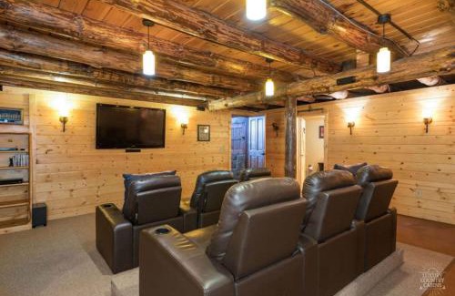 Keene Maison | Stunning Cedar Log Home with Panoramic Views - Hot Tub - Game Bar & Theatre Rooms
