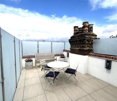 Shaftesbury Appartement | Stunning Central London home with 3 double bedrooms, 3 bathroom & roof terrace Sleeps 6 - 5 min walk to station