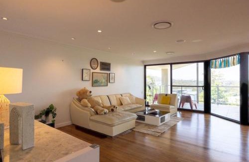 Holland Park West Maison | Stunning City View 5BR with Balcony near Malls Uni and CBD