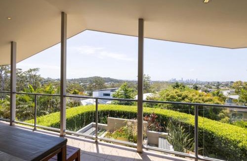 Holland Park West Maison | Stunning City View 5BR with Balcony near Malls Uni and CBD