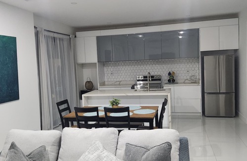 Discovery Bay Villa | Stunning Coastal 3-bedroom villa with pool and private beach, WiFi and AC