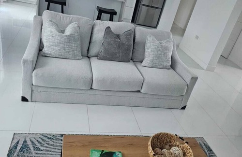 Discovery Bay Villa | Stunning Coastal 3-bedroom villa with pool and private beach, WiFi and AC