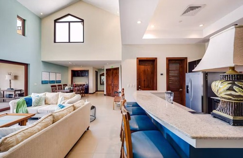 Playa Hermosa Copropriété | Stunning coastal penthouse with sweeping views, pools, gym, fast WiFi & AC