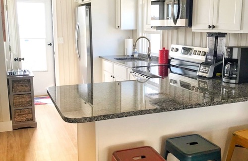 Hampton Cottage | Récemment rénové pour 2019: Harborview Hampton Cottage! "Up The Beach"!