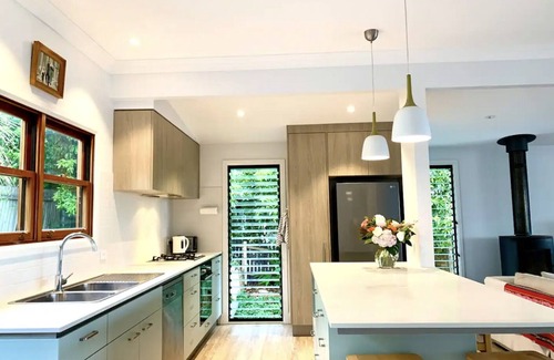 Yamba Maison | Stunning couples luxury beach house! Walk everywhere! wifi+fire+parking+garden!