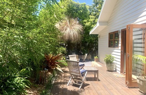 Yamba Maison | Stunning couples luxury beach house! Walk everywhere! wifi+fire+parking+garden!