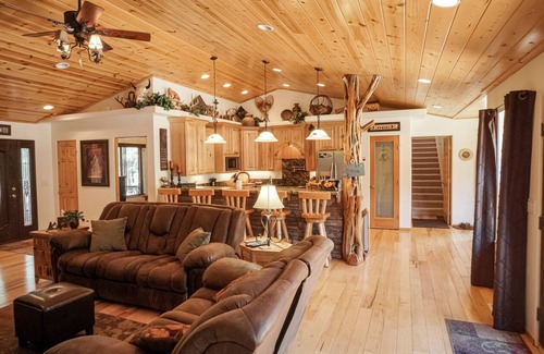 Show Low Cabine | SUPERBE RETRAITE CABINE CUSTOM CONSTRUIT SUR UN GRAND TERRAIN BOISÉ ET CLÔTURÉ AVEC SALLE DE THÉ