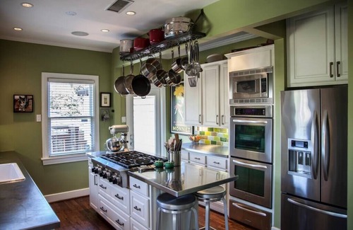 Hollywood - Santa Monica Maison | E Dallas Family Home with Pool, Spa, Outdoor Fire