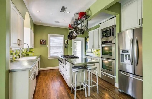 Hollywood - Santa Monica Maison | E Dallas Family Home with Pool, Spa, Outdoor Fire
