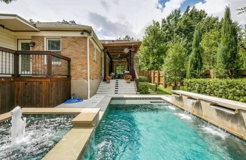 Hollywood - Santa Monica Maison | E Dallas Family Home with Pool, Spa, Outdoor Fire