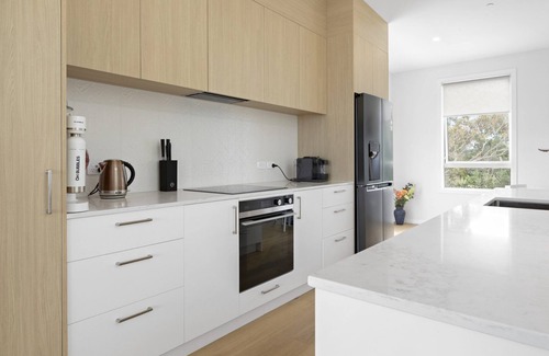 Paraparaumu Maison | Stunning executive family home! Ocean views, 2 min walk to the beach, elevator!