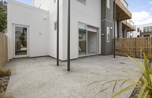 Paraparaumu Maison | Stunning executive family home! Ocean views, 2 min walk to the beach, elevator!