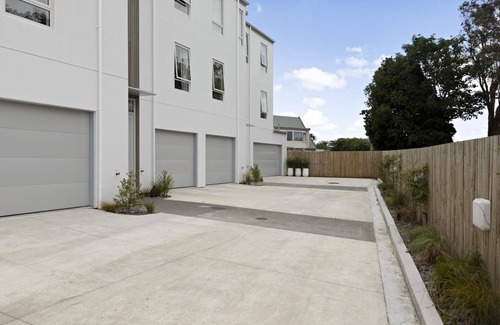 Paraparaumu Maison | Stunning executive family home! Ocean views, 2 min walk to the beach, elevator!