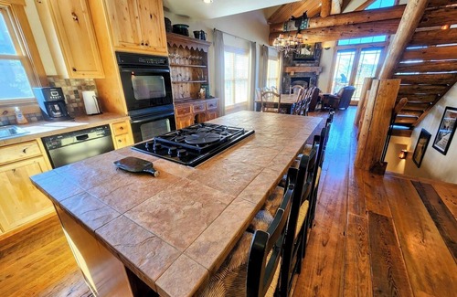 Crested Butte Maison | Stunning Family Retreat with Hot Tub & Breathtaking Views of the West Elks