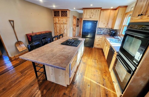 Crested Butte Maison | Stunning Family Retreat with Hot Tub & Breathtaking Views of the West Elks
