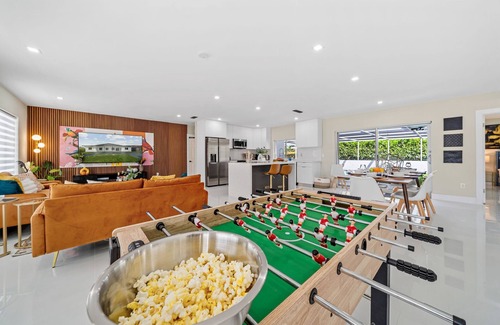 Westchester Maison | Stunning Family Fun Oasis With Heated Pool, Hot tub & King Bed