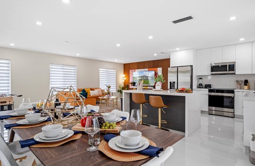 Westchester Maison | Stunning Family Fun Oasis With Heated Pool, Hot tub & King Bed