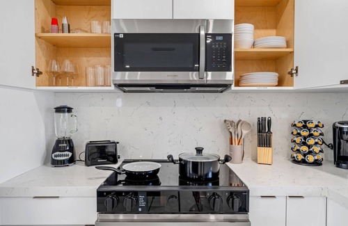 Westchester Maison | Stunning Family Fun Oasis With Heated Pool, Hot tub & King Bed