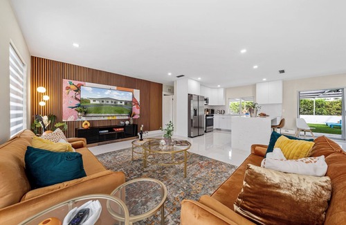 Westchester Maison | Stunning Family Fun Oasis With Heated Pool, Hot tub & King Bed