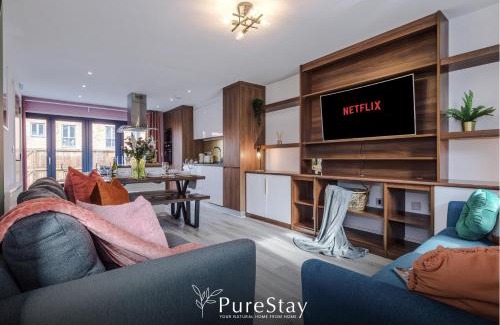 Failsworth Maison | Stunning Five Bedroom Manchester House with Free Parking By PureStay Short Lets & Serviced Accommodation