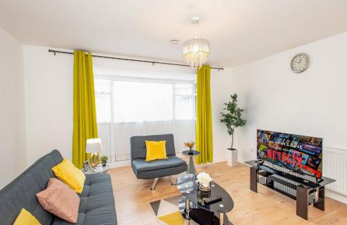 Custom House Maison | Stunning four bedroom house close to Excel, O2 & Central London with free parking