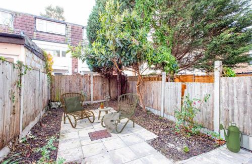 Custom House Maison | Stunning four bedroom house close to Excel, O2 & Central London with free parking