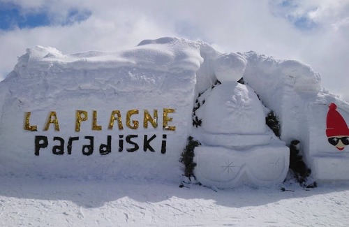La Roche Appartement | stunning views, warm & cosy, great kitchen & free internet with amazing skiing!