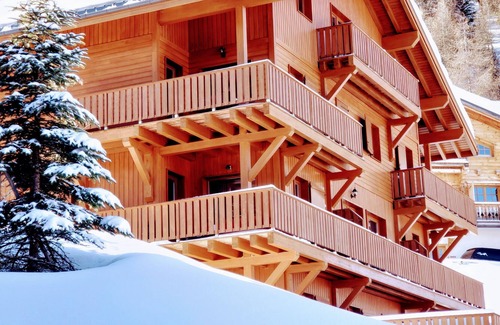 La Roche Appartement | stunning views, warm & cosy, great kitchen & free internet with amazing skiing!