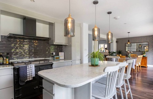 Bourton Maison | Stunning 5 Bed in the Centre of Bourton!
