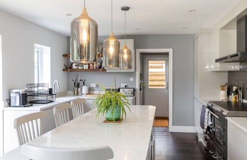 Bourton Maison | Stunning 5 Bed in the Centre of Bourton!