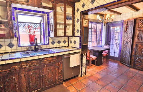 Miramonte Maison | Stunning Haceinda Style in the Heart of Tucson with Pool and Guest House