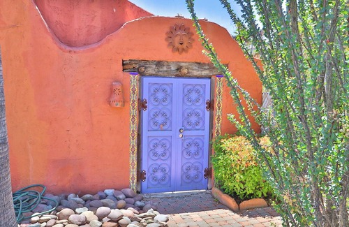 Miramonte Maison | Stunning Haceinda Style in the Heart of Tucson with Pool and Guest House