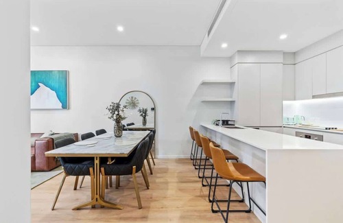 West End Appartement | Stunning Helia Sanctuary - West End w parking and pool