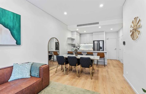 West End Appartement | Stunning Helia Sanctuary - West End w parking and pool