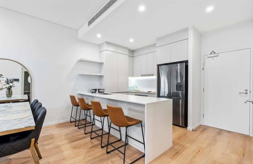 West End Appartement | Stunning Helia Sanctuary - West End w parking and pool